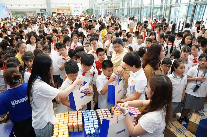 Đông đảo học sinh và phụ huynh tham gia các hoạt động trải nghiệm tại gian hàng Vinamilk trong chương trình “Chắp cánh tuổi thơ”. Ảnh: VI NAM