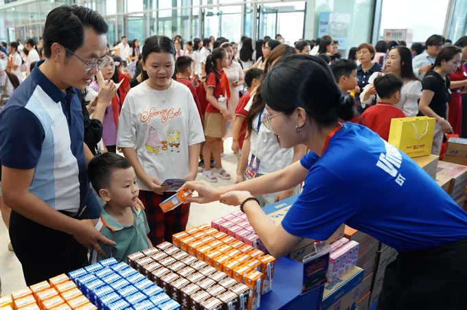 Vinamilk trao tặng 48.000 sản phẩm dinh dưỡng cho trẻ em, trường học và trung tâm trẻ em khuyết tật nhân chương trình “Chắp cánh tuổi thơ”. Ảnh: VI NAM ẢNH 03B.JPG