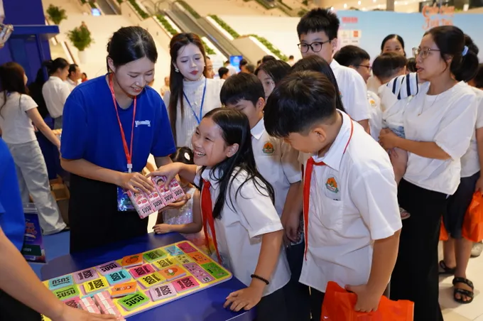 Những phần quà dinh dưỡng từ Vinamilk góp thêm niềm vui cho trẻ em tham dự chương trình. Ảnh: VI NAM ẢNH 05B.JPG