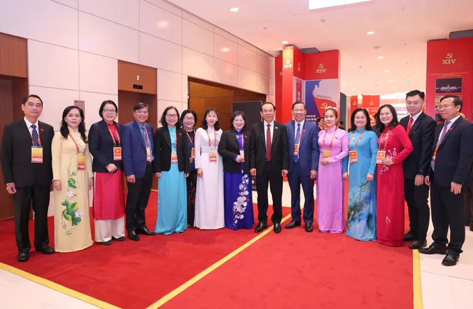 Đồng chí Nguyễn Văn Nên, Ủy viên Bộ Chính trị, Thường trực Tiểu ban Văn kiện Đại hội XIV trao đổi với các đại biểu đoàn đảng bộ TPHCM, sáng 21-1. Ảnh QUANG PHÚC.jpg