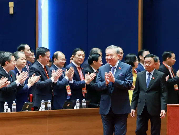 ổng B&iacute; thư T&ocirc; L&acirc;m v&agrave; Ủy vi&ecirc;n Bộ Ch&iacute;nh trị, Thường trực Ban B&iacute; thư Trần Cẩm T&uacute; đến dự phi&ecirc;n thảo luận tại hội trường về c&aacute;c văn kiện Đại hội, s&aacute;ng 21-1. Ảnh TTXVN.jpg