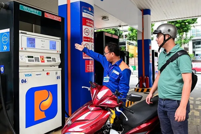 Khách hàng đổ xăng tại một cây xăng