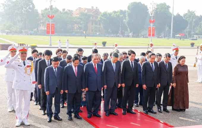 viếng lăng.jpg