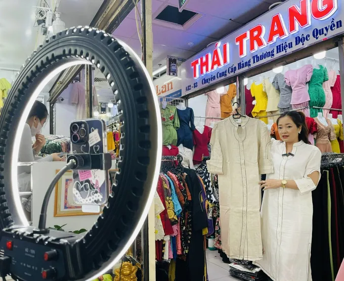 Tiểu thương chợ An Đông livetream bán quần áo trên mạng xã hội.jpg