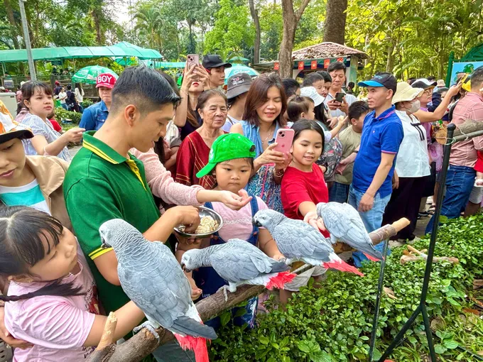 Khách háo hức vui chơi tại Thảo cầm viên Sài Gòn ngày 1.1.jpg