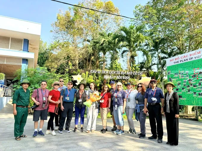 Khách tham quan Khu di tích Lịch sử địa đạo Củ Chi...jpg