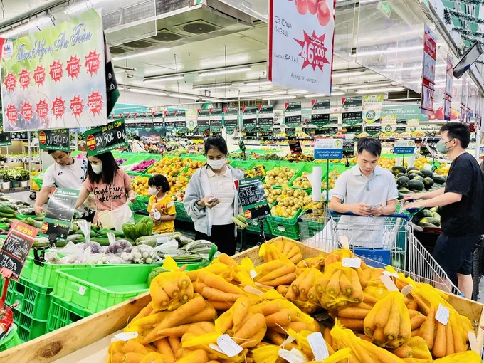 Khách mua các sản phẩm tick xanh tại MM Mega Market Hiệp Phú.jpg