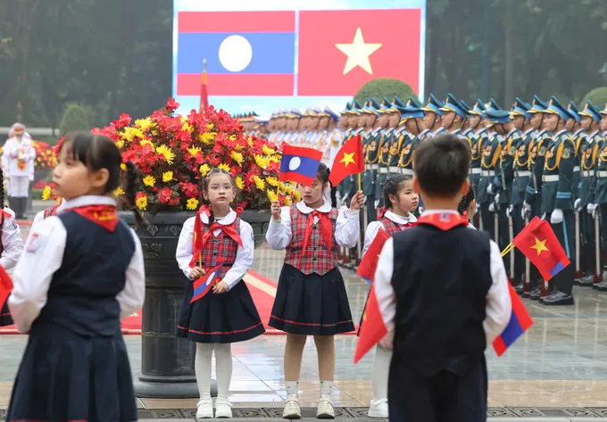 Le don TBT Lao o Phu Chu tich 3.jpg