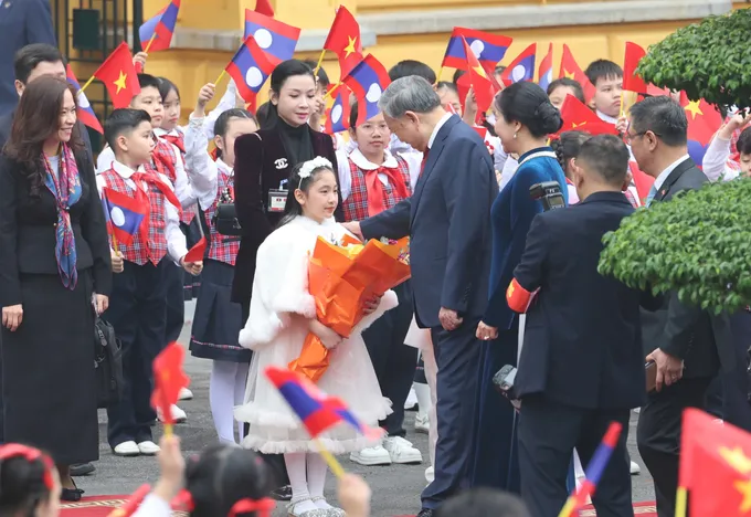 Le don TBT Lao o Phu Chu tich 8.jpg