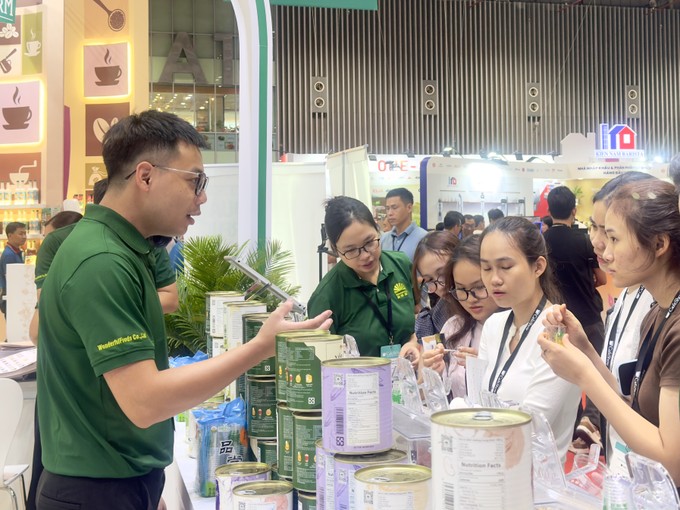 展会吸引众多专业人士到场参观交流。