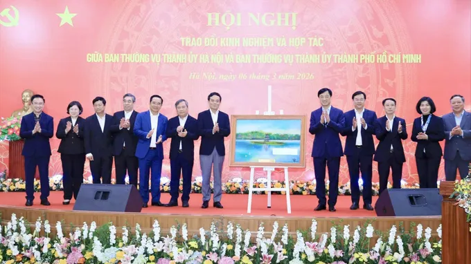 Ban Thường vụ Thành ủy TPHCM tặng quà lưu niệm Ban Thường vụ Thành ủy Hà Nội (ẢNH: QUANG THÁI)