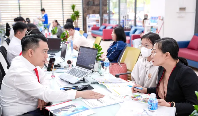 can-bo-tuyen-sinh-huong-dan-phu-huynh-thi-sinh-dang-ky-xet-tuyen-bang-diem-hoc-ba-vao-truong-dh-kinh-te-tai-chinh-tphcm-8294-5805.jpg