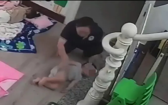 Cô T. có hành vi thiếu chuẩn mực với bé trai. Ảnh cắt từ clip 