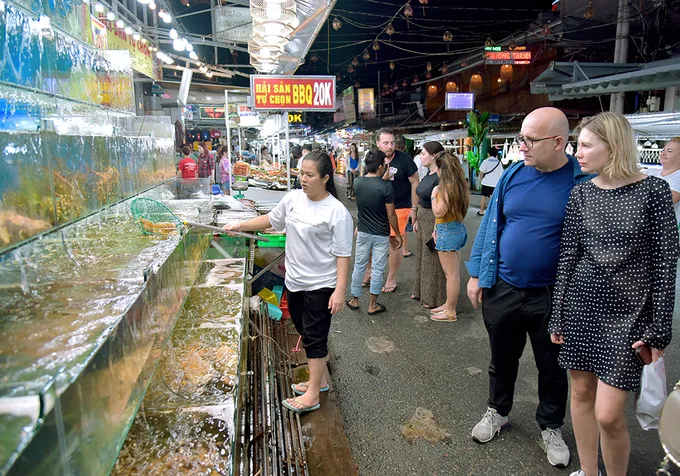 Khách quốc tế tham quan chợ đêm Phú Quốc