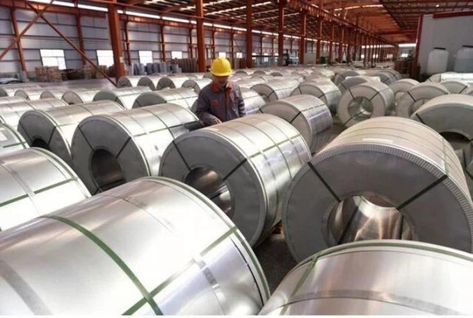 Workers inspect aluminum coils at a warehouse in an industrial zone in Shandong province, China. (Source: REUTERS/VNA) vietnams-hrc-steel-imports.jpg