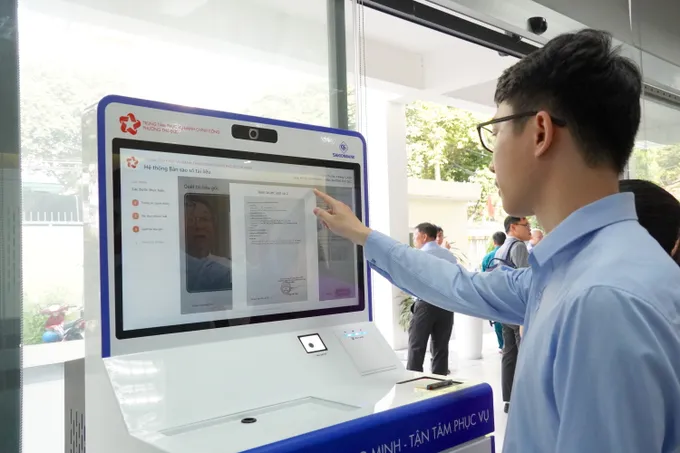 Người dân thao tác trên kiosk 6HH06284.JPG