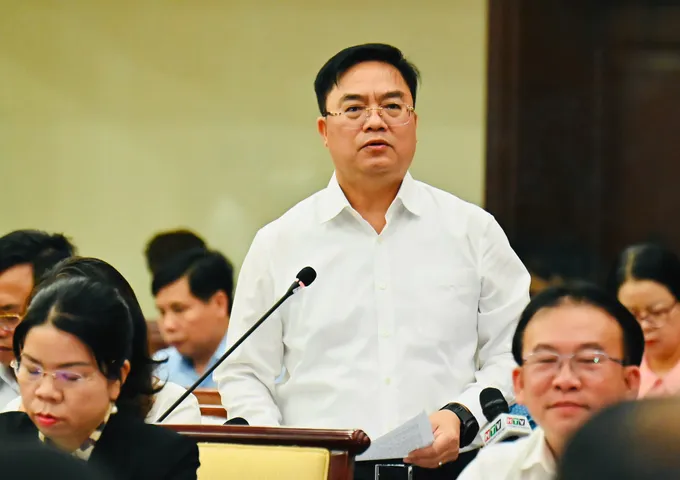 Giám đốc Sở Tài chính Hoàng Vũ Thảnh báo cáo tại hội nghị. Ảnh: VIỆT DŨNG 1-4. Ông Hoàng Văn Thảnh.jpg
