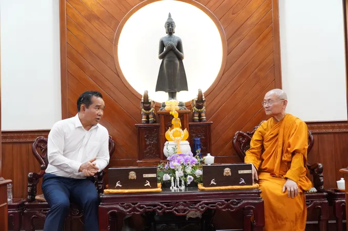 Chủ tịch UBND TPHCM Nguyễn Văn Được thăm hỏi, trò chuyện cùng Hòa thượng Viên Minh. Ảnh: THU HƯỜNG 6HH04091.JPG