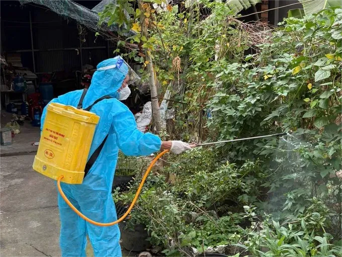 Nhân viên y tế phun thuốc diệt muỗi tại xã Thường Tân