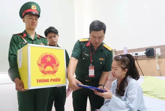 Cán bộ Bệnh viện Quân y 175 hướng dẫn người bệnh bỏ phiếu
