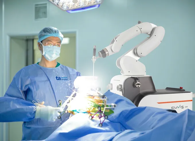 Bác sĩ thao tác mổ khớp gối bằng Robot CUVIS-Joint Tâ, ANh.png