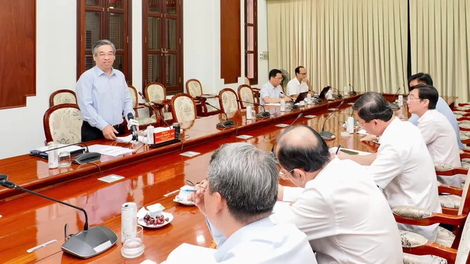 Đồng chí Nguyễn Phước Lộc, Phó Bí thư Thành ủy TPHCM phát biểu tại buổi làm việc về bố trí trụ sở nhà, đất công dôi dư cho ngành y tế và ngành giáo dục Ảnh: HOÀNG HÙNG