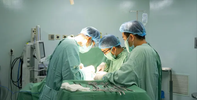 Bác sĩ Bệnh viện đa khoa An Sinh phẫu thuật cho người bệnh mang khối u buồng trứng gần 5 kg (Ảnh: BVCC)