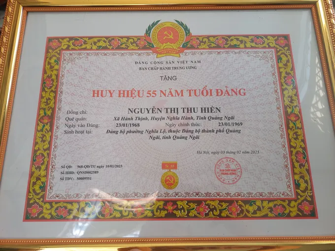 Bà Hiền nhận Huy hiệu 55 năm tuổi Đảng. Ảnh: NGUYỄN TRANG