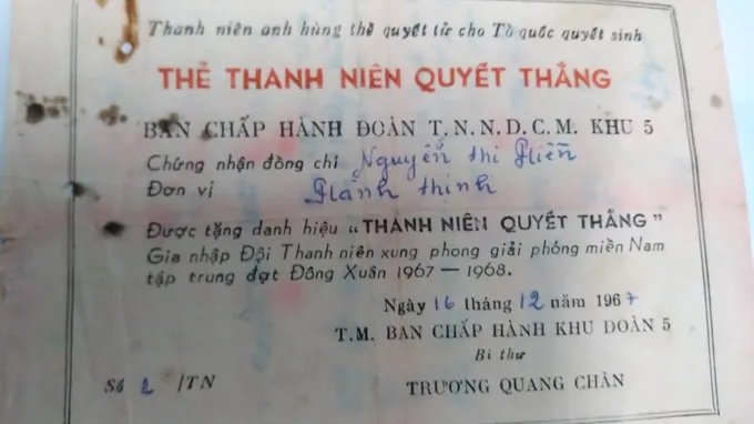 Thẻ Thanh niên quyết thắng được bà giữ gìn. Ảnh: NGUYỄN TRANG