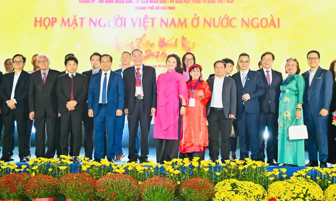 Lãnh đạo TPHCM và các đại biểu dự chương trình họp mặt Người Việt Nam ở nước ngoài mừng Xuân Bính Ngọ 2026, tối 6-2-2026. Ảnh: VIỆT DŨNG