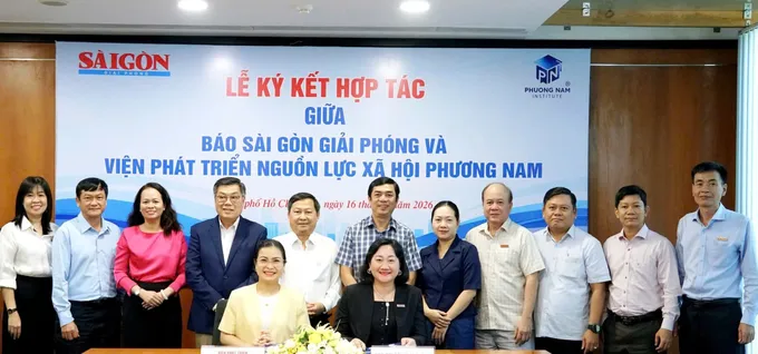 Các đại biểu chụp hình lưu niệm sau Lễ ký kết Hợp tác tại Báo Sài Gòn Giải Phóng ngày 16-7. Ảnh: VIỆT NGA 1784193214054_3777098925132707144_g8908455748241879427_c6f7abb395cc8abea54239b90fd978e4.jpg