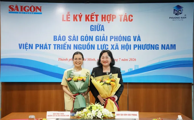 Phó Tổng biên tập Báo SGGP Bà Bùi Thị Hồng Sương và bà Nguyễn Thị Xuân Vy, Viện trưởng Viện Phương Nam chụp ảnh lưu niệm tại chương trình. Ảnh: VIỆT NGA 65H08279(1).jpg