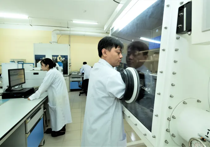 Các nhà khoa học đang làm việc tại Trung tâm Vật liệu cấu trúc nano và phân tử (ĐHQG TPHCM).jpg