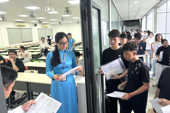 Thí sinh dự thi kỳ thi đánh giá năng lực đợt 2 tại điểm thi Trường ĐH Công nghiệp TPHCM - Ảnh: THANH HÙNG