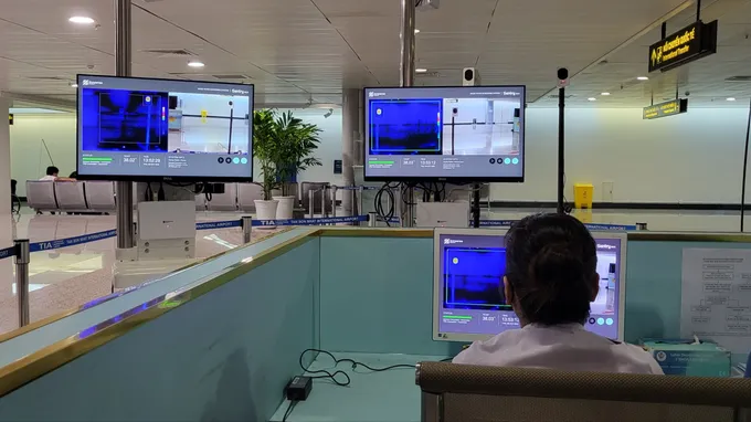 Lực lượng kiểm dịch TPHCM giám sát hành khách đến từ vùng có dịch