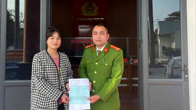 Chị Trần Thị Nguyệt trình báo tại cơ quan Công an xã Hợp Minh