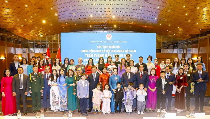 Chủ tịch Quốc hội Trần Thanh Mẫn và phu nhân với cán bộ nhân viên Đại sứ quán và cộng đồng người Việt Nam tại Thổ Nhĩ Kỳ. Ảnh: TTXVN