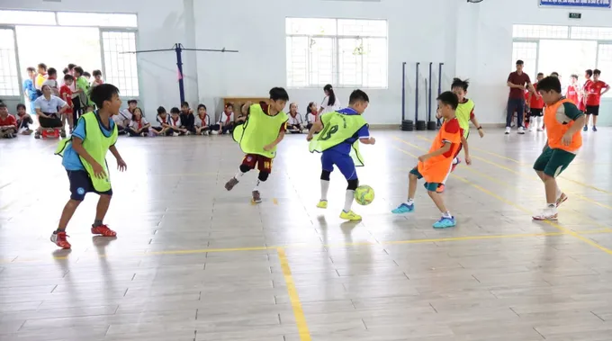 Các học sinh Trường Tiểu học Nhị Xuân tham gia giải đấu bóng đá do nhà trường tổ chức. ẢNH: DŨNG PHƯƠNG