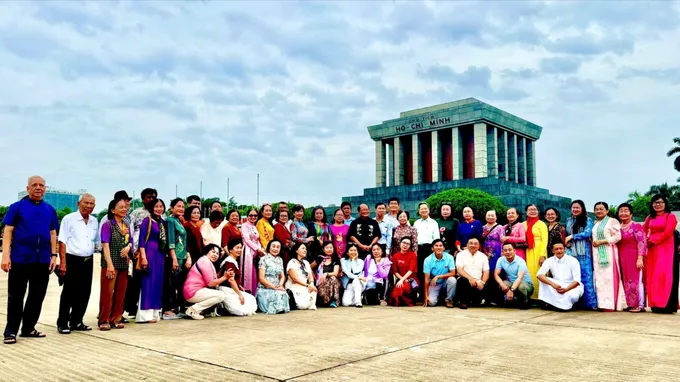 Đoàn đại biểu chụp hình lưu niệm tại Lăng Chủ tịch Hồ Chí Minh