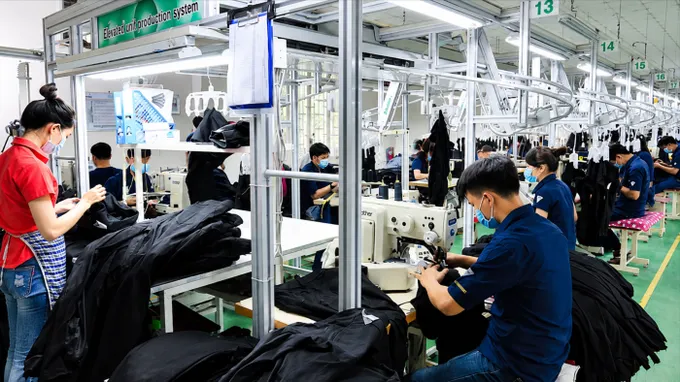 Công nhân sản xuất sản phẩm may mặc tại nhà máy VitaJean (Công ty TNHH Việt Thắng Jean), TPHCM. Ảnh: GIA HÂN