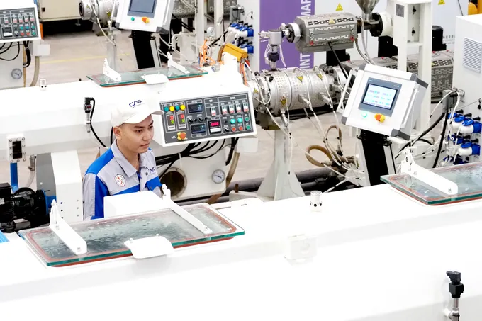Công nhân kiểm tra các sản phẩm ống nhựa HDPE tại Nhà máy CNS Thạnh Phát, Khu công nghiệp Hiệp Phước, TPHCM. Nhà máy áp dụng quy trình sản xuất đáp ứng các tiêu chuẩn về bảo vệ môi trường. Ảnh: HOÀNG HÙNG %4C.jpg