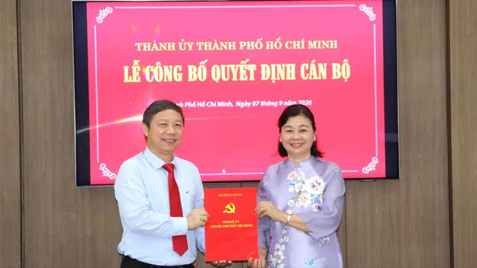 Trưởng Ban Tuyên giáo Thành ủy TPHCM Dương Anh Đức trao quyết định đến đồng chí Lý Việt Trung. Ảnh: THÁI PHƯƠNG