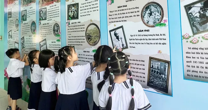 Học sinh Trường Tiểu học Hoàng Văn Thụ (phường Tân Sơn Nhất, TPHCM) thích thú với Không gian Văn hóa Hồ Chí Minh mỗi giờ ra chơi hocsinh.jpg