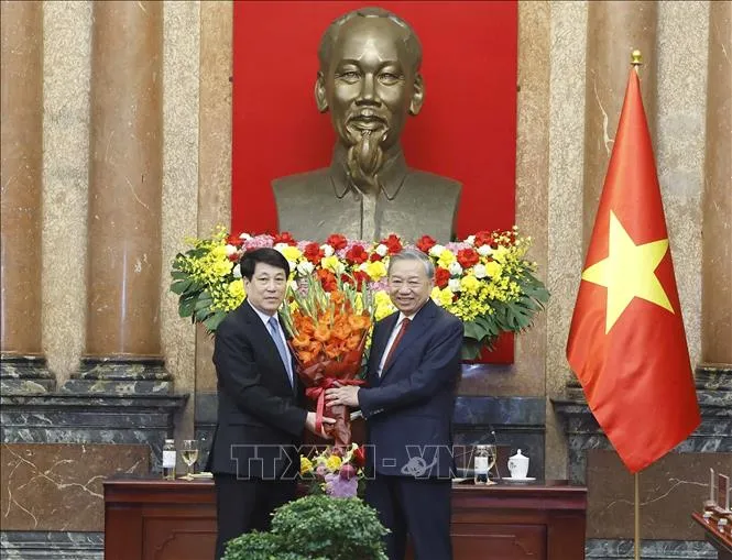 Đồng chí Lương Cường, nguyên Ủy viên Bộ Chính trị, nguyên Chủ tịch nước tặng hoa chúc mừng Tổng Bí thư, Chủ tịch nước Tô Lâm. Ảnh: Thống Nhất/TTXVN