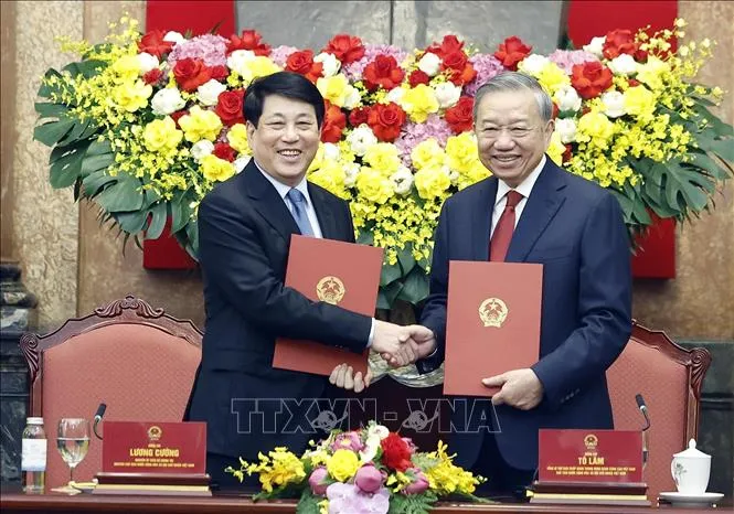 Tổng Bí thư, Chủ tịch nước Tô Lâm và đồng chí Lương Cường, nguyên Ủy viên Bộ Chính trị, nguyên Chủ tịch nước tại lễ bàn giao. Ảnh: Thống Nhất/TTXVN