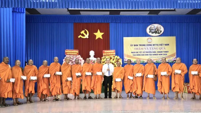 Ông Hoàng Công Thủy, Phó Chủ tịch Ủy ban Trung ương MTTQ Việt Nam tặng quà cho các vị sư sãi đại diện Hội Đoàn kết sư sãi yêu nước tỉnh Vĩnh Long. Ảnh: CẢNH KỲ