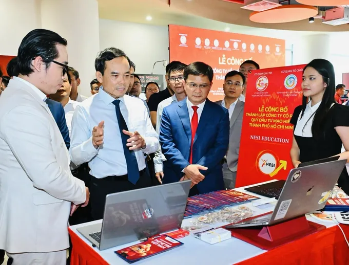 Bí thư Thành ủy TPHCM Trần Lưu Quang cùng lãnh đạo TPHCM tham quan các gian hàng công nghệ được triển lãm tại lễ ra mắt. Ảnh: VIỆT DŨNG Bithuthanhuytphcm_tranluuquang.jpg