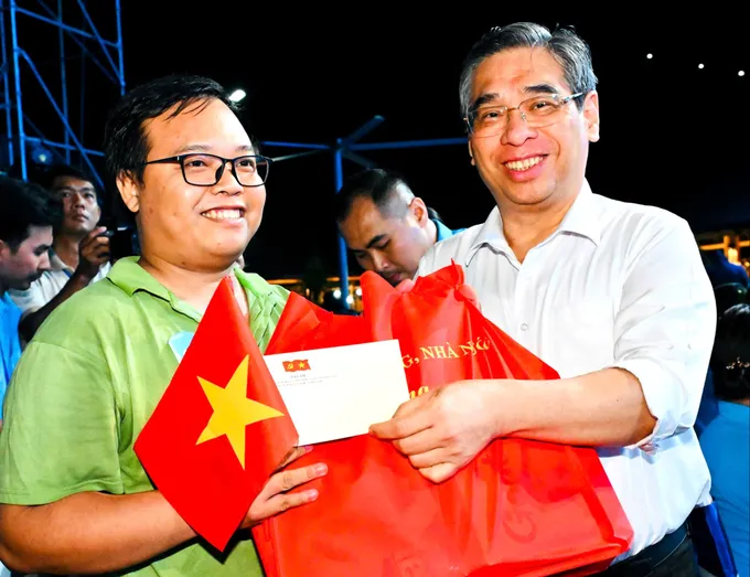 Phó Bí thư Thành ủy, Chủ tịch Ủy ban MTTQ Việt Nam TPHCM Nguyễn Phước Lộc trao quà đến người lao động nhân Tháng Công nhân. Ảnh: VIỆT DŨNG