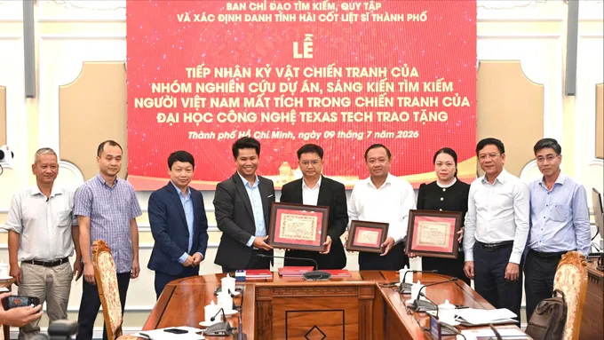 Lãnh đạo UBND TPHCM, Ban Chỉ đạo tìm kiếm, quy tập và xác định danh tính hài cốt liệt sĩ Thành phố tiếp nhận các hồ sơ. Ảnh: MẠNH THẮNG