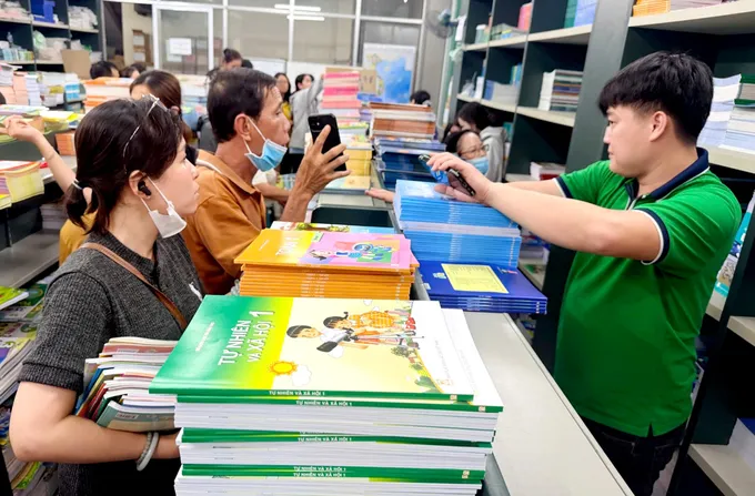 Phụ huynh tìm mua SGK cho con tại trụ sở Nhà Xuất bản Giáo dục tại TPHCM (số 231 Nguyễn Văn Cừ, phường Chợ Quán), trưa 15-9. Ảnh: HOÀNG HÙNG